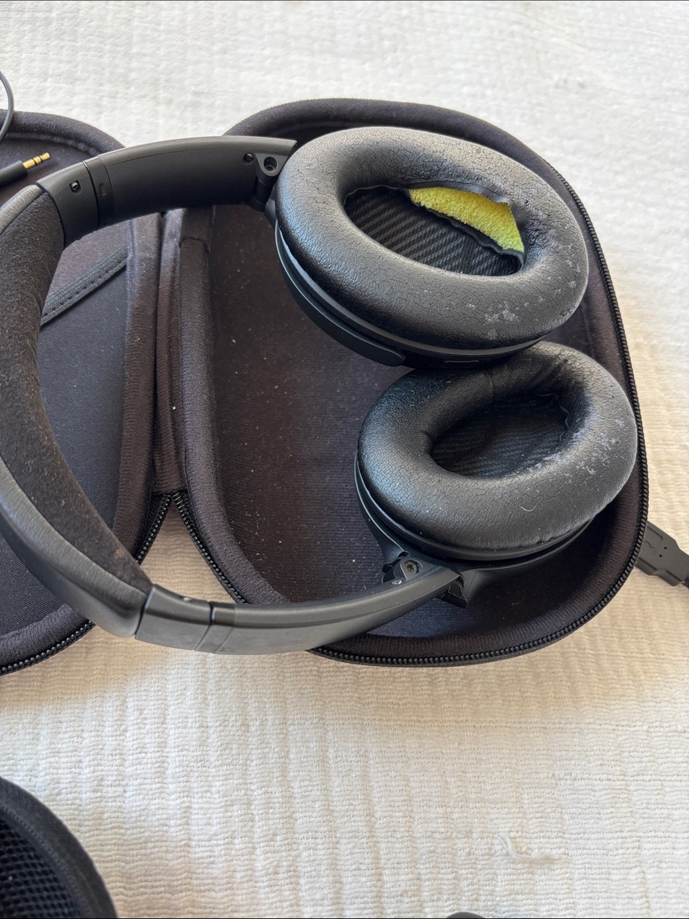 Bose Black Over-Ear Headphones and Earbuds - Picture 2 of 10